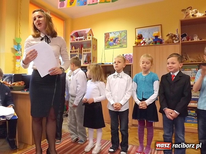 Zdjęcie w galerii na portalu naszraciborz.pl: Oficjalne pasowanie na świetlika w SP 13 wiadomości z regionu