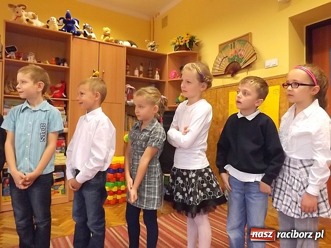 Zdjęcie w galerii na portalu naszraciborz.pl: Oficjalne pasowanie na świetlika w SP 13 wiadomości z regionu