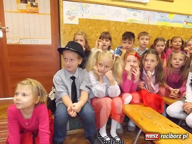 Zdjęcie w galerii na portalu naszraciborz.pl: Oficjalne pasowanie na świetlika w SP 13 wiadomości z regionu