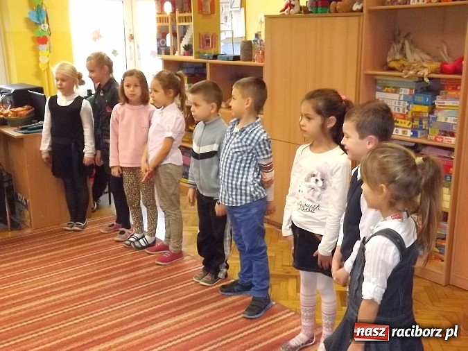 Zdjęcie w galerii na portalu naszraciborz.pl: Oficjalne pasowanie na świetlika w SP 13 wiadomości z regionu