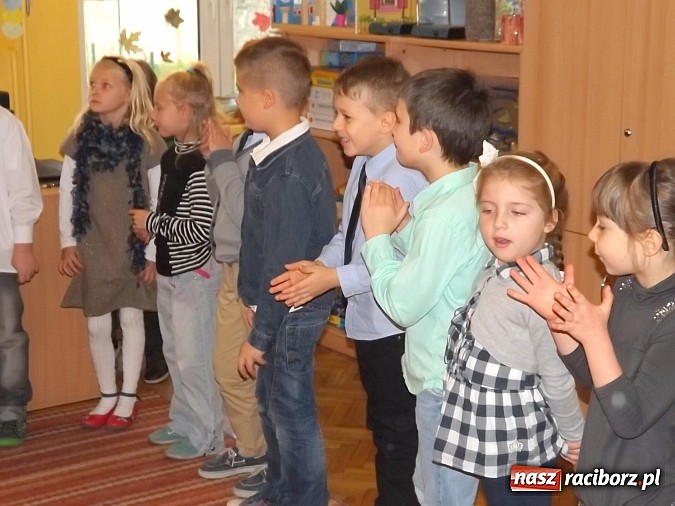 Zdjęcie w galerii na portalu naszraciborz.pl: Oficjalne pasowanie na świetlika w SP 13 wiadomości z regionu