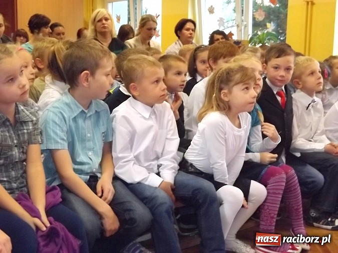 Zdjęcie w galerii na portalu naszraciborz.pl: Oficjalne pasowanie na świetlika w SP 13 wiadomości z regionu