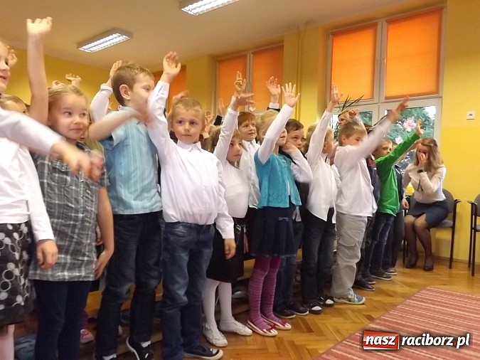 Zdjęcie w galerii na portalu naszraciborz.pl: Oficjalne pasowanie na świetlika w SP 13 wiadomości z regionu