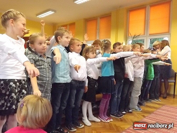 Zdjęcie w galerii na portalu naszraciborz.pl: Oficjalne pasowanie na świetlika w SP 13 wiadomości z regionu