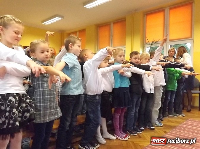 Zdjęcie w galerii na portalu naszraciborz.pl: Oficjalne pasowanie na świetlika w SP 13 wiadomości z regionu