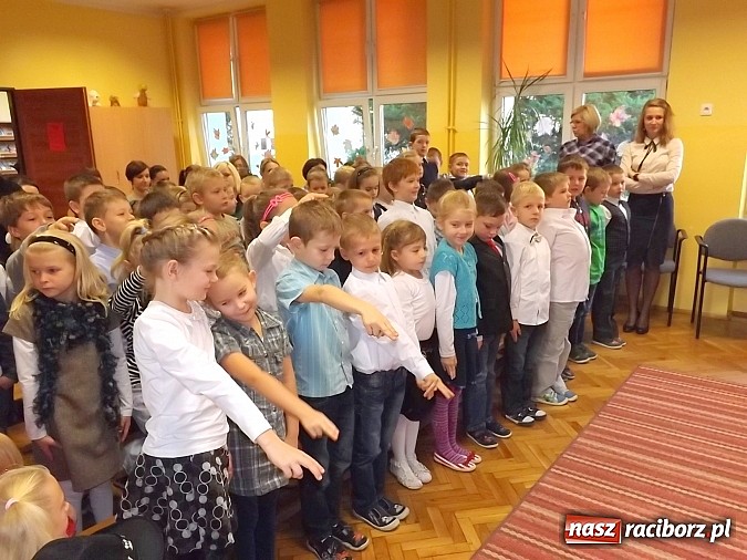 Zdjęcie w galerii na portalu naszraciborz.pl: Oficjalne pasowanie na świetlika w SP 13 wiadomości z regionu