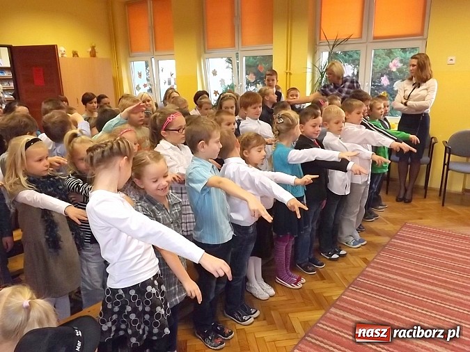 Zdjęcie w galerii na portalu naszraciborz.pl: Oficjalne pasowanie na świetlika w SP 13 wiadomości z regionu