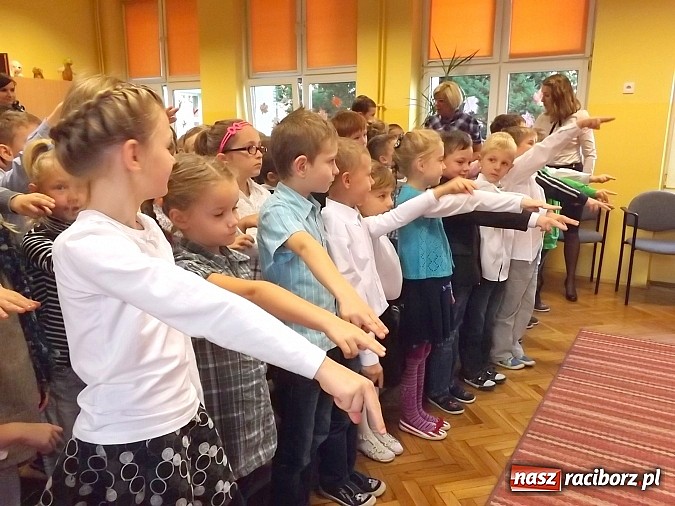 Zdjęcie w galerii na portalu naszraciborz.pl: Oficjalne pasowanie na świetlika w SP 13 wiadomości z regionu