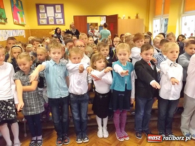 Zdjęcie w galerii na portalu naszraciborz.pl: Oficjalne pasowanie na świetlika w SP 13 wiadomości z regionu