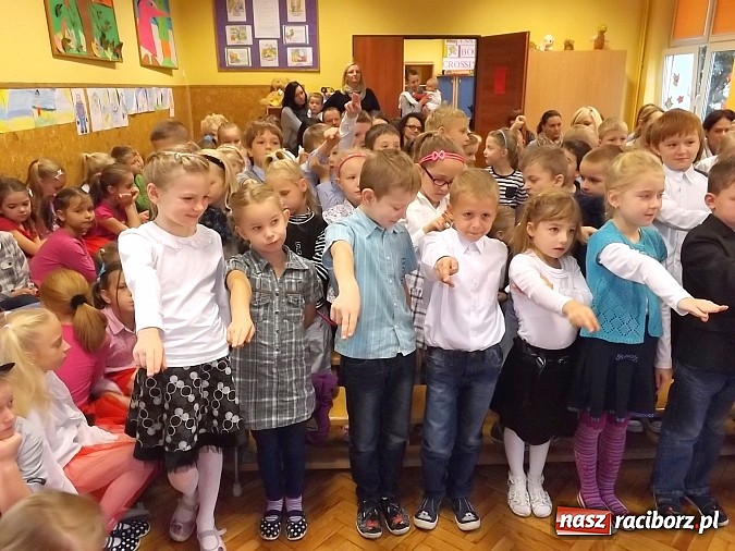 Zdjęcie w galerii na portalu naszraciborz.pl: Oficjalne pasowanie na świetlika w SP 13 wiadomości z regionu