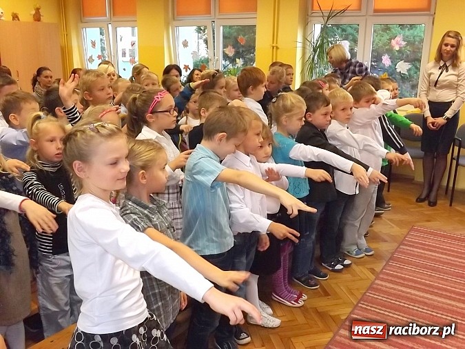 Zdjęcie w galerii na portalu naszraciborz.pl: Oficjalne pasowanie na świetlika w SP 13 wiadomości z regionu