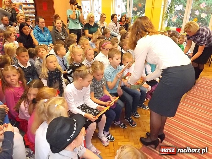 Zdjęcie w galerii na portalu naszraciborz.pl: Oficjalne pasowanie na świetlika w SP 13 wiadomości z regionu