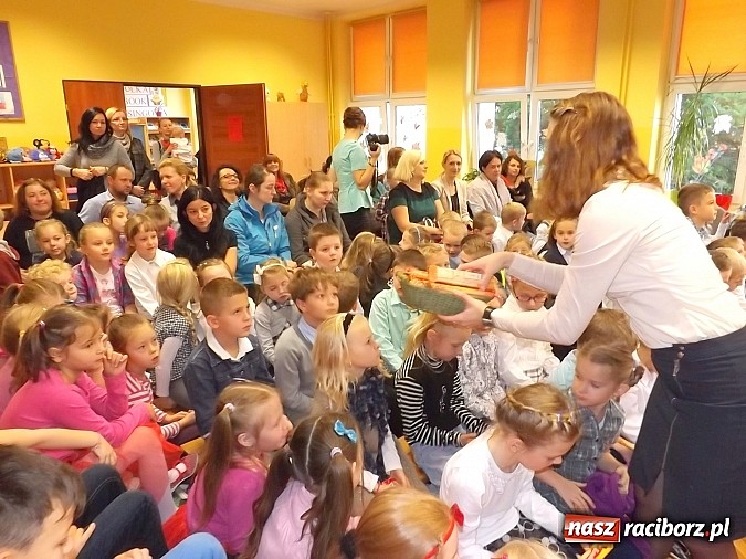 Zdjęcie w galerii na portalu naszraciborz.pl: Oficjalne pasowanie na świetlika w SP 13 wiadomości z regionu