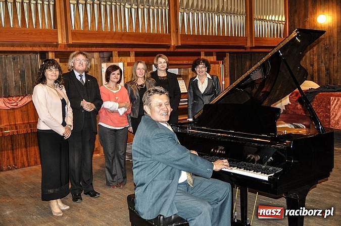 Zdjęcie w galerii na portalu naszraciborz.pl: 88 powodów do muzycznego szczęścia – nowy fortepian w Państwowej Szkole Muzycznej wiadomości z regionu