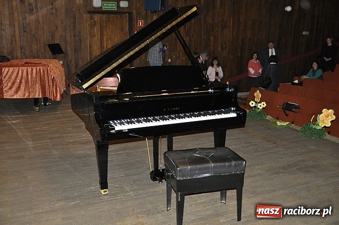Zdjęcie w galerii na portalu naszraciborz.pl: 88 powodów do muzycznego szczęścia – nowy fortepian w Państwowej Szkole Muzycznej wiadomości z regionu