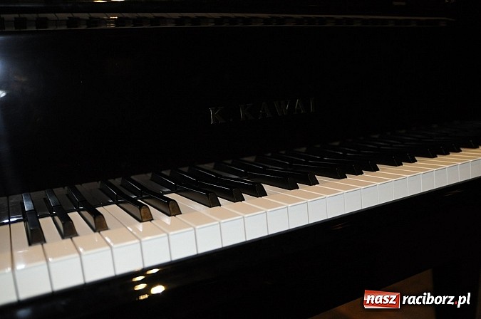 Zdjęcie w galerii na portalu naszraciborz.pl: 88 powodów do muzycznego szczęścia – nowy fortepian w Państwowej Szkole Muzycznej wiadomości z regionu