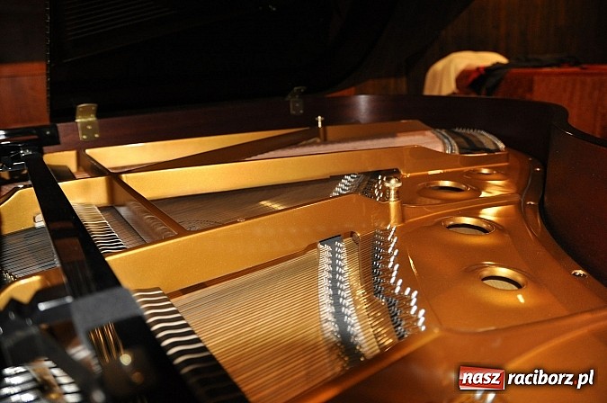 Zdjęcie w galerii na portalu naszraciborz.pl: 88 powodów do muzycznego szczęścia – nowy fortepian w Państwowej Szkole Muzycznej wiadomości z regionu