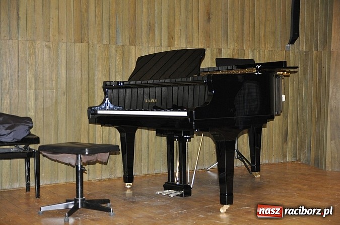 Zdjęcie w galerii na portalu naszraciborz.pl: 88 powodów do muzycznego szczęścia – nowy fortepian w Państwowej Szkole Muzycznej wiadomości z regionu