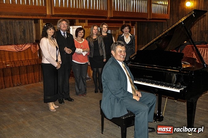 Zdjęcie w galerii na portalu naszraciborz.pl: 88 powodów do muzycznego szczęścia – nowy fortepian w Państwowej Szkole Muzycznej wiadomości z regionu