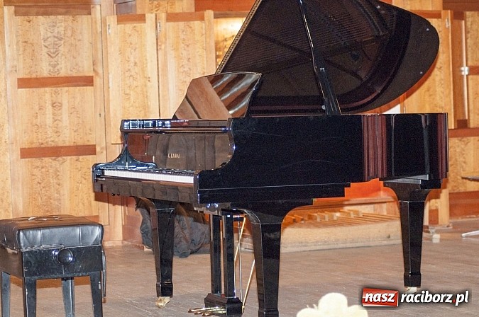 Zdjęcie w galerii na portalu naszraciborz.pl: 88 powodów do muzycznego szczęścia – nowy fortepian w Państwowej Szkole Muzycznej wiadomości z regionu