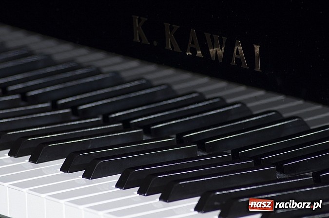 Zdjęcie w galerii na portalu naszraciborz.pl: 88 powodów do muzycznego szczęścia – nowy fortepian w Państwowej Szkole Muzycznej wiadomości z regionu