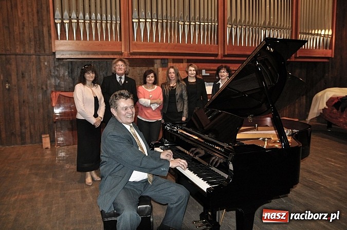 Zdjęcie w galerii na portalu naszraciborz.pl: 88 powodów do muzycznego szczęścia – nowy fortepian w Państwowej Szkole Muzycznej wiadomości z regionu
