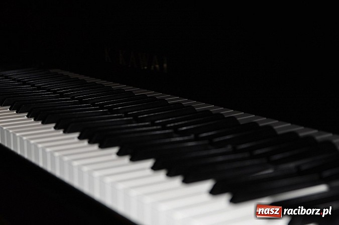 Zdjęcie w galerii na portalu naszraciborz.pl: 88 powodów do muzycznego szczęścia – nowy fortepian w Państwowej Szkole Muzycznej wiadomości z regionu