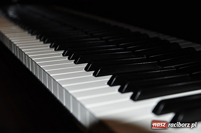 Zdjęcie w galerii na portalu naszraciborz.pl: 88 powodów do muzycznego szczęścia – nowy fortepian w Państwowej Szkole Muzycznej wiadomości z regionu