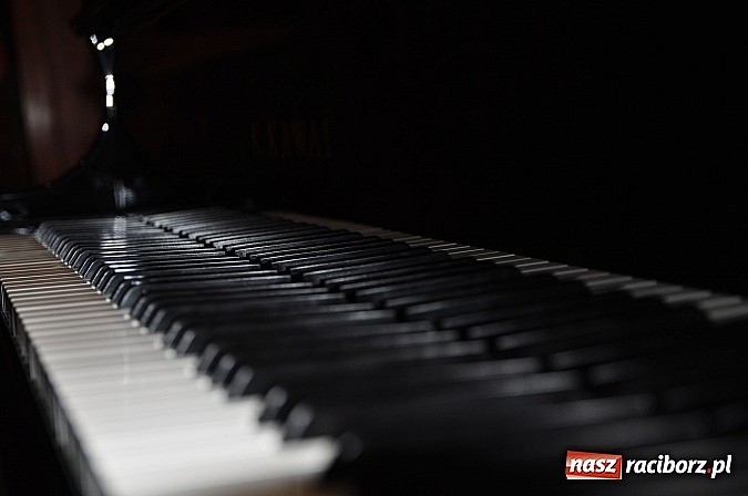 Zdjęcie w galerii na portalu naszraciborz.pl: 88 powodów do muzycznego szczęścia – nowy fortepian w Państwowej Szkole Muzycznej wiadomości z regionu