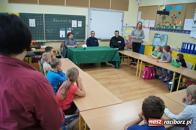 Zdjęcie w galerii na portalu naszraciborz.pl: Dzieci z Babic dostały kamizelki odblaskowe wiadomości z regionu