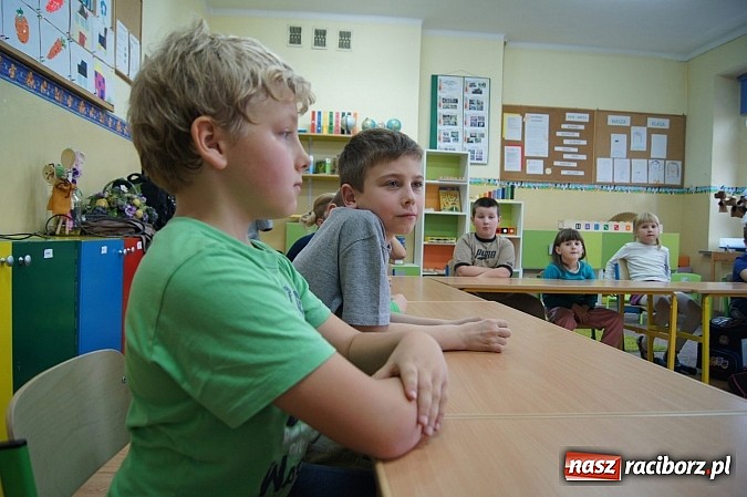 Zdjęcie w galerii na portalu naszraciborz.pl: Dzieci z Babic dostały kamizelki odblaskowe wiadomości z regionu