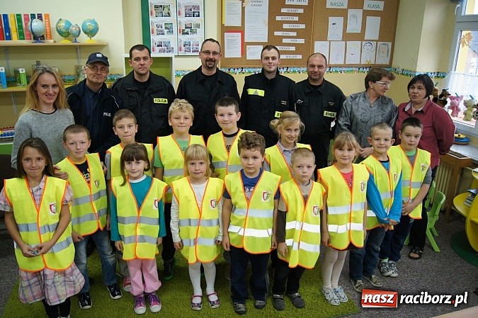 Zdjęcie w galerii na portalu naszraciborz.pl: Dzieci z Babic dostały kamizelki odblaskowe wiadomości z regionu