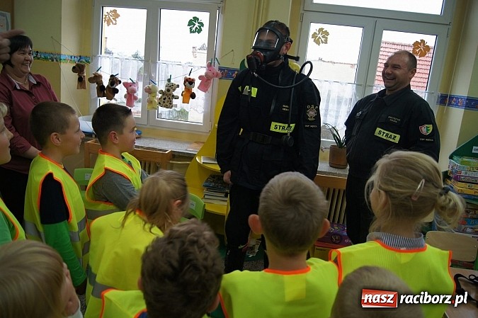 Zdjęcie w galerii na portalu naszraciborz.pl: Dzieci z Babic dostały kamizelki odblaskowe wiadomości z regionu