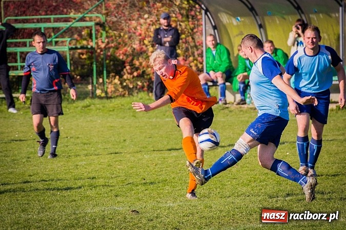 Zdjęcie w galerii na portalu naszraciborz.pl: Zryw-Dąb: Walki i bramek nie brakowało wiadomości z regionu