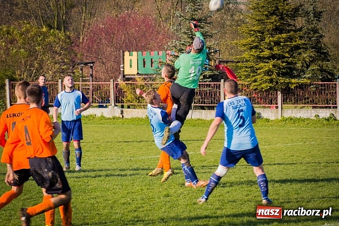 Zdjęcie w galerii na portalu naszraciborz.pl: Zryw-Dąb: Walki i bramek nie brakowało wiadomości z regionu