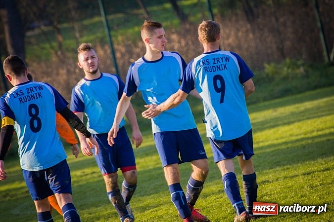 Zdjęcie w galerii na portalu naszraciborz.pl: Zryw-Dąb: Walki i bramek nie brakowało wiadomości z regionu