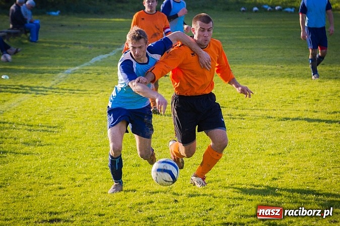 Zdjęcie w galerii na portalu naszraciborz.pl: Zryw-Dąb: Walki i bramek nie brakowało wiadomości z regionu