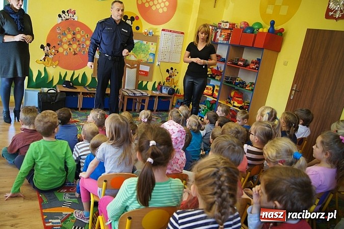 Zdjęcie w galerii na portalu naszraciborz.pl: Szef policji czytał bajki dzieciom w Nędzy  wiadomości z regionu