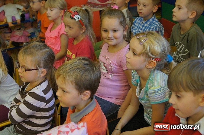 Zdjęcie w galerii na portalu naszraciborz.pl: Szef policji czytał bajki dzieciom w Nędzy  wiadomości z regionu