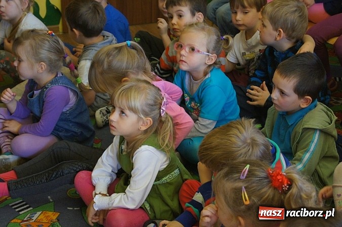 Zdjęcie w galerii na portalu naszraciborz.pl: Szef policji czytał bajki dzieciom w Nędzy  wiadomości z regionu