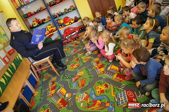 Zdjęcie w galerii na portalu naszraciborz.pl: Szef policji czytał bajki dzieciom w Nędzy  wiadomości z regionu