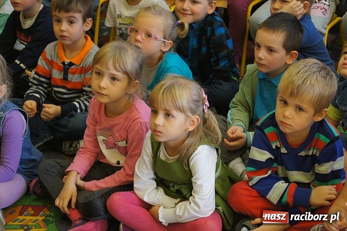 Zdjęcie w galerii na portalu naszraciborz.pl: Szef policji czytał bajki dzieciom w Nędzy  wiadomości z regionu