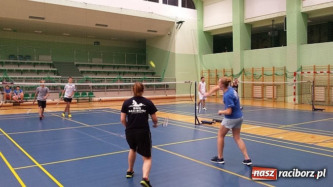 Zdjęcie w galerii na portalu naszraciborz.pl: Wieczorny Turniej Badmintona o Puchar Dyrektora OSiR wiadomości z regionu