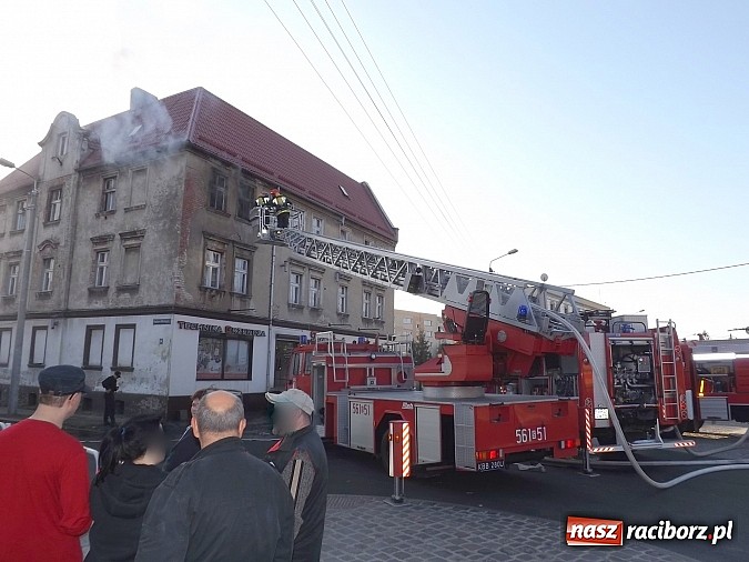 Zdjęcie w galerii na portalu naszraciborz.pl: Pożar w kamienicy na rogu Mariańskiej i Michejdy! Jedna osoba ranna wiadomości z regionu