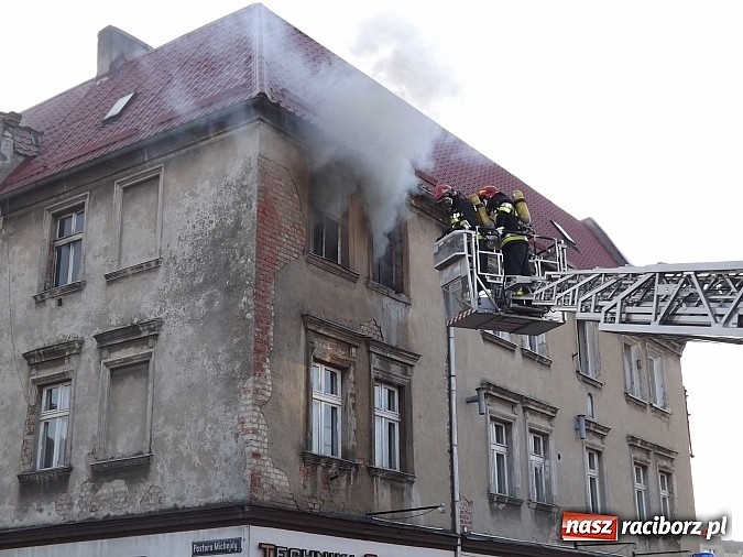 Zdjęcie w galerii na portalu naszraciborz.pl: Pożar w kamienicy na rogu Mariańskiej i Michejdy! Jedna osoba ranna wiadomości z regionu