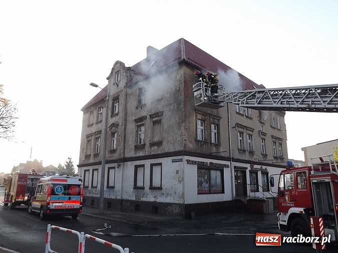 Zdjęcie w galerii na portalu naszraciborz.pl: Pożar w kamienicy na rogu Mariańskiej i Michejdy! Jedna osoba ranna wiadomości z regionu