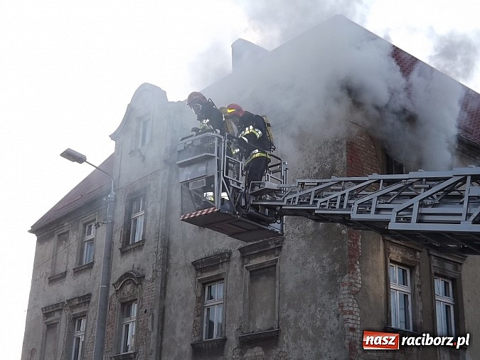 Zdjęcie w galerii na portalu naszraciborz.pl: Pożar w kamienicy na rogu Mariańskiej i Michejdy! Jedna osoba ranna wiadomości z regionu
