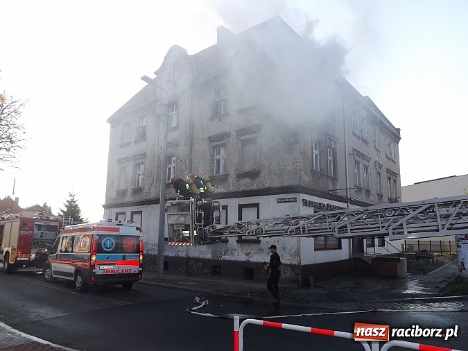 Zdjęcie w galerii na portalu naszraciborz.pl: Pożar w kamienicy na rogu Mariańskiej i Michejdy! Jedna osoba ranna wiadomości z regionu