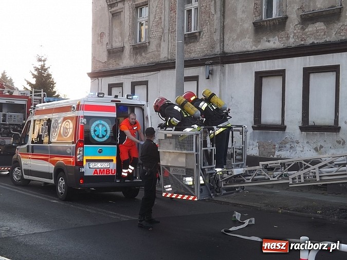 Zdjęcie w galerii na portalu naszraciborz.pl: Pożar w kamienicy na rogu Mariańskiej i Michejdy! Jedna osoba ranna wiadomości z regionu