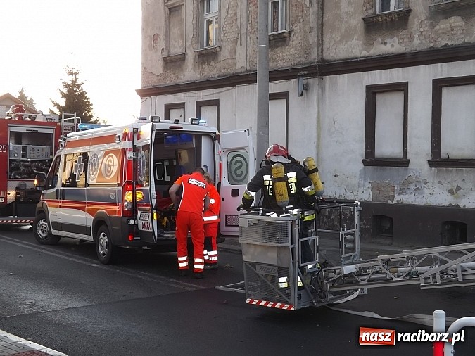 Zdjęcie w galerii na portalu naszraciborz.pl: Pożar w kamienicy na rogu Mariańskiej i Michejdy! Jedna osoba ranna wiadomości z regionu